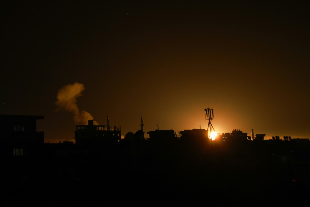 استشهد عشرات الفلسطينيين، مساء اليوم الاثنين، في قصف إسرائيلي على مدينة رفح جنوب قطاع غزة. (ا ف ب)
