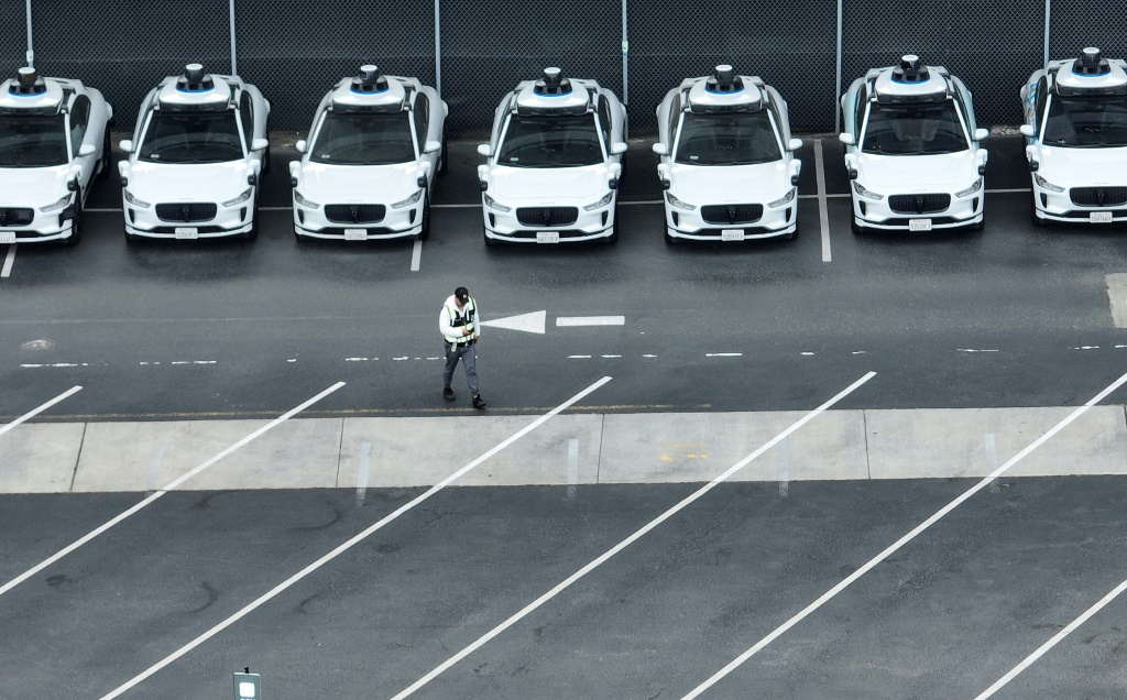 سيارات ذاتية القيادة تابعة لشركة "وايمو" في موقف بمدينة سان فرانسيسكو في ولاية كاليفورنيا غرب الولايات المتحدة في 8 حزيران/يونيو 2023 (ا ف ب)