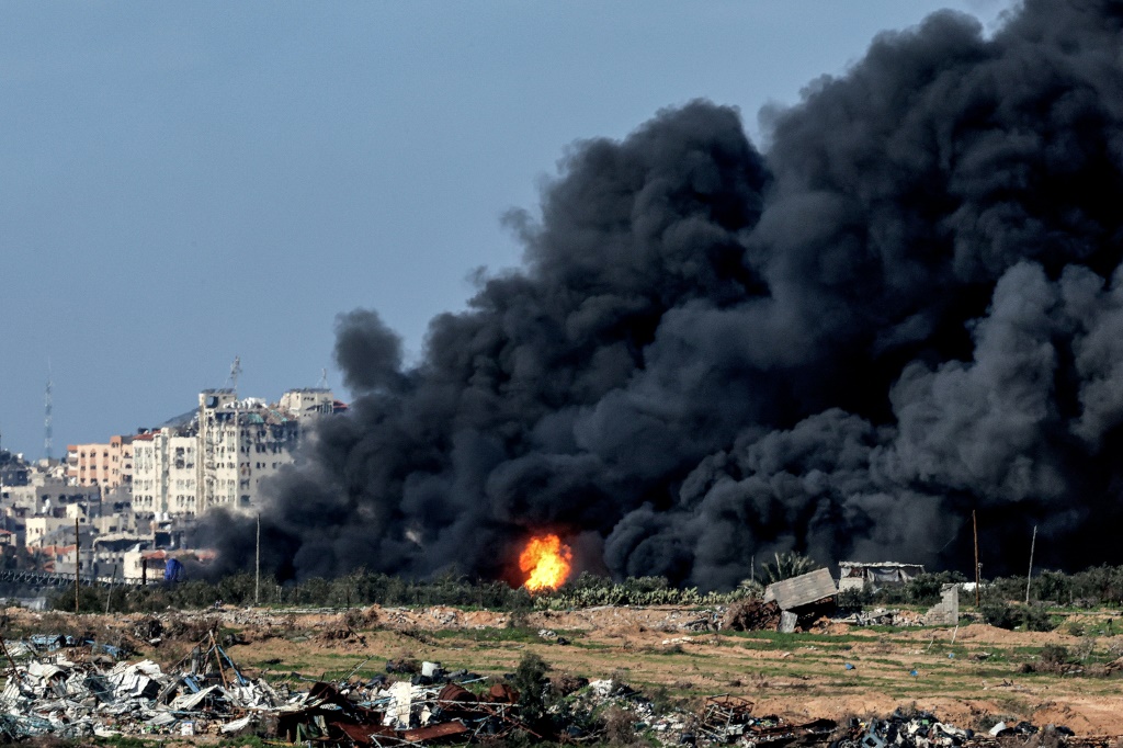 تصاعد عمود من الدخان الداكن في قطاع غزة خلال الحرب المستمرة بين إسرائيل وحركة حماس الفلسطينية في 31 كانون الثاني/يناير 2024 (ا ف ب)
