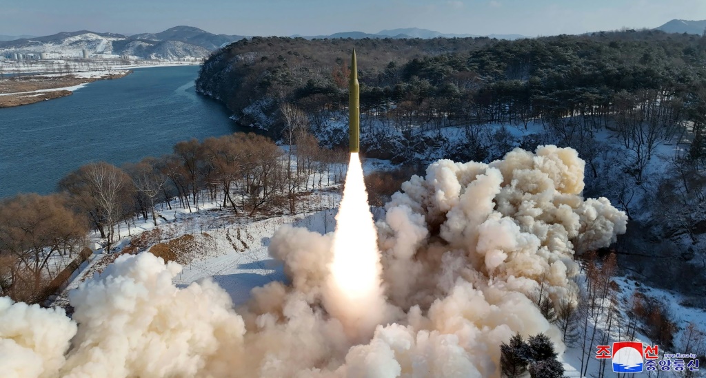 صورة وزّعتها وكالة الأنباء الكورية الشمالية في 15 كانون الثاني/يناير 2024 لتجربة صاروخ باليستي تمّ إجراؤها في مكان غير محدّد في كوريا الشمالية (ا ف ب)