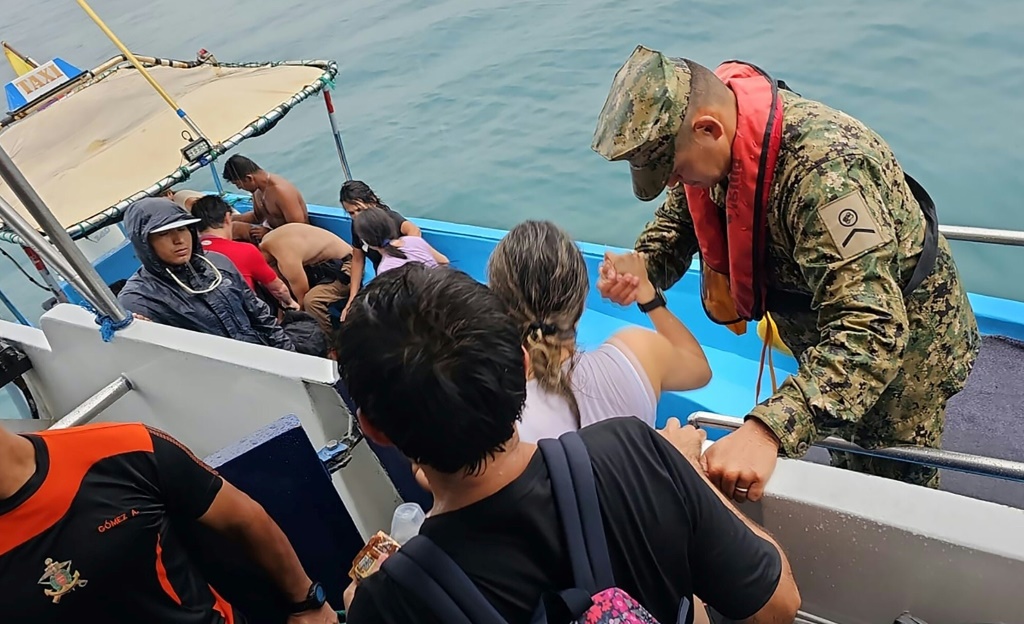 مجموعة من القوات البحرية الإكوادورية الناجين من تحطم طائرة في البحر قبالة أرخبيل غالاباغوس على الحجز لمركبات المساهمة في 12 فبراير/شباط 2024. (ا ف ب)
