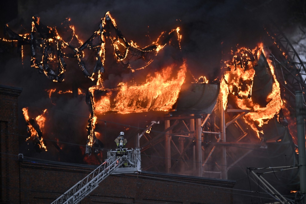 إطفاء الحريق يعمل على إخماد حريق في مدينة ليزبرغ لملهي في مدينة غوتنبرغ السويدية في 12 شباط/فبراير 2024. (ا ف ب)