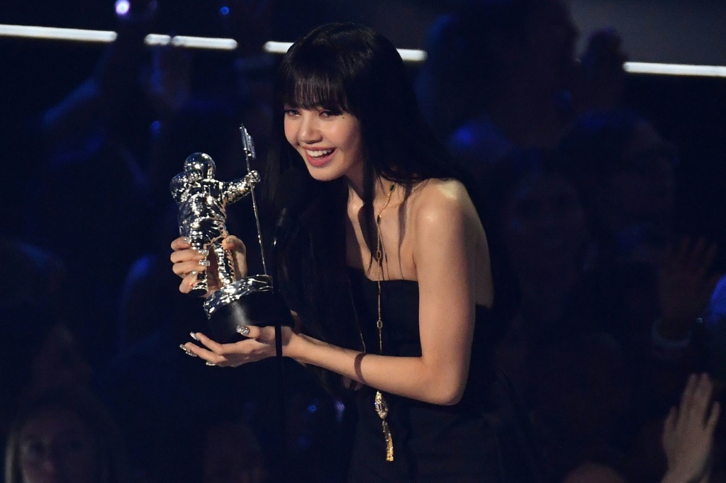 المغنية الأمريكية في فرقه الكاي-بوب الكورية الجنوبية "بلاك بينك" خلال توزيع الجوائز "إم تي في فيديو ميوزيك" في 28 آب/أغسطس 2022 في نيوجيرسي الأمريكي في نيوجيرسي. (ا ف ب)