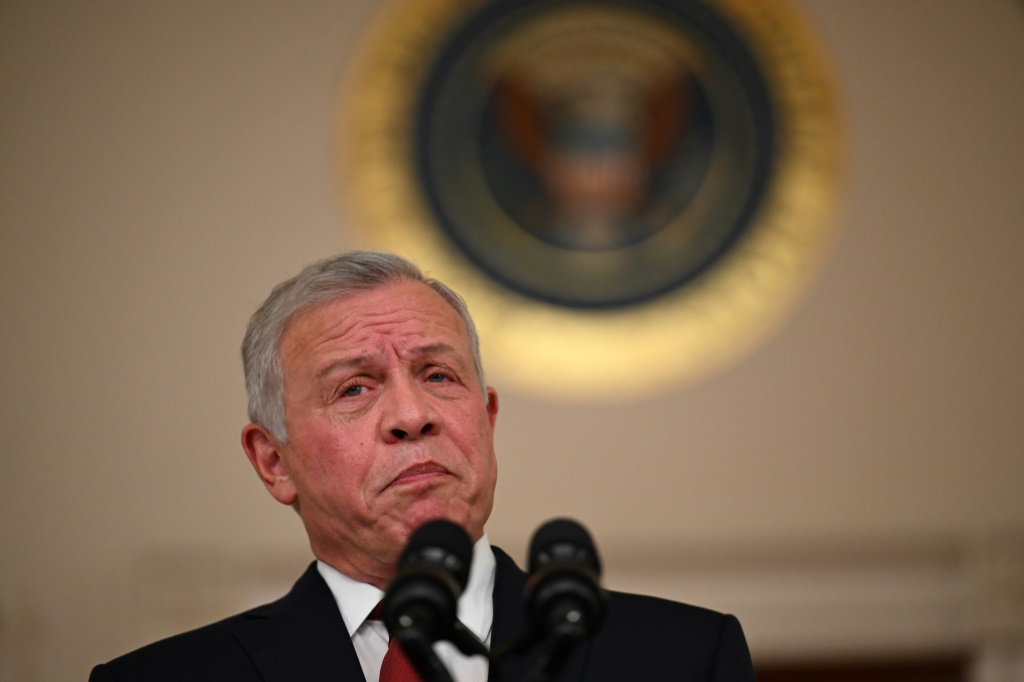 العاهل الأردني الملك عبد الله الثاني يتحدث إلى الصحافة في قاعة كروس بالبيت الأبيض في واشنطن العاصمة، في 12 شباط/فبراير 2024 (أ ف ب)   