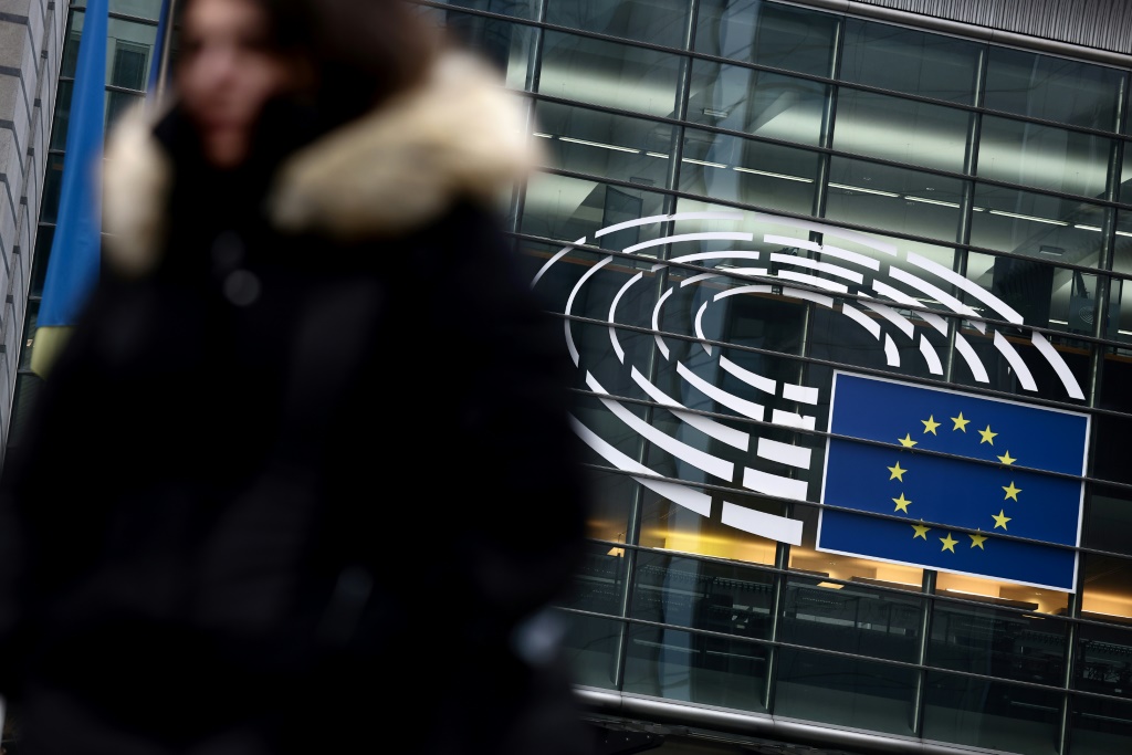 مرور امرأة أمام مدخل البرلمان الأوروبي في بوركسل في التاسع من كانون الول/ديسمبر 2022 (أ ف ب)   
