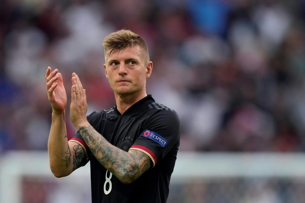 لاعب الوسط طوني كروس في ظهوره الاخير بألوان منتخب بلاده ألمانيا في ثمن نهائي كأس أوروبا أمام إنكلترا في 29 حزيران/يونيو 2021 (ا ف ب)