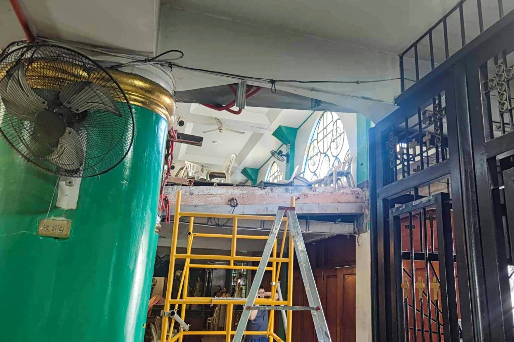 انهارت شرفة جزئيا داخل كنيسة في سان خوسيه ديل مونتي، بالقرب من مانيلا، يوم الأربعاء. (ا ف ب)