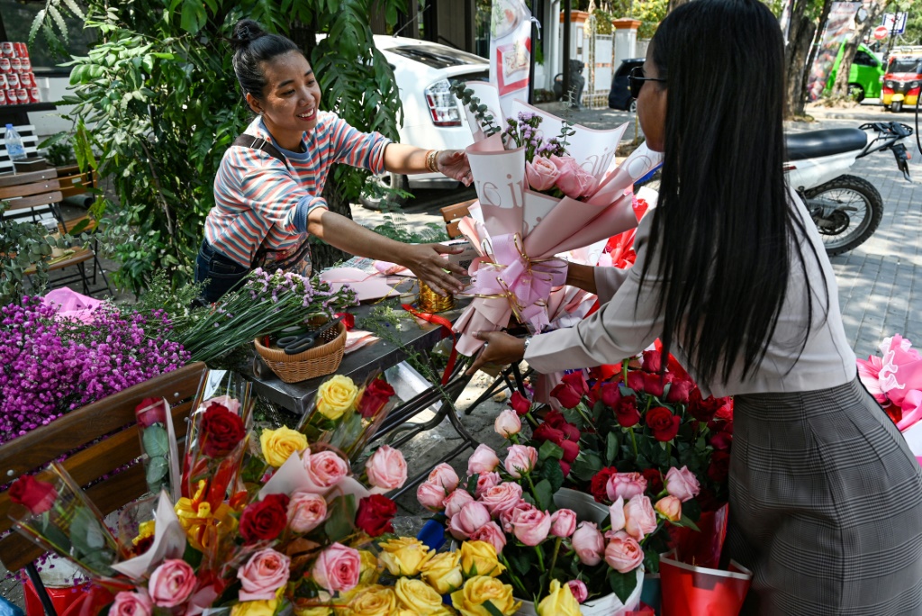 أصبح عيد الحب شائعًا بين الشباب في العديد من دول جنوب شرق آسيا في السنوات الأخيرة. (ا ف ب)