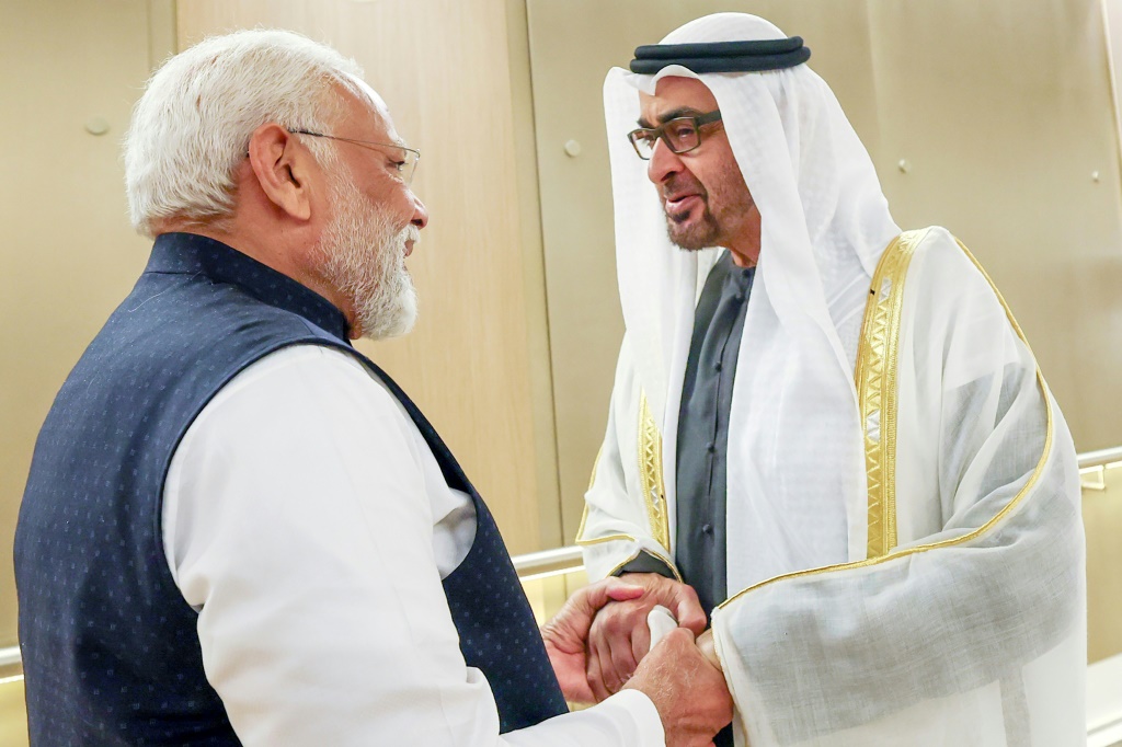 رئيس الوزراء الهندي ناريندرا مودي خلال استقباله رئيس الإمارات العربية المتحدة الشيخ محمد بن زايد آل نهيان (ا ف ب)