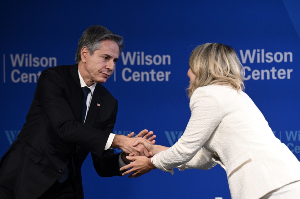 مصافحة بين وزيري الخارجية الأميركي أنتوني بلينكن والكندية ميلاني جولي في واشنطن في 13 شباط/فبراير 2024 (ا ف ب)