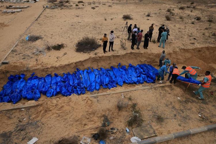 مقبرة جماعية في غزة (أ ف ب)