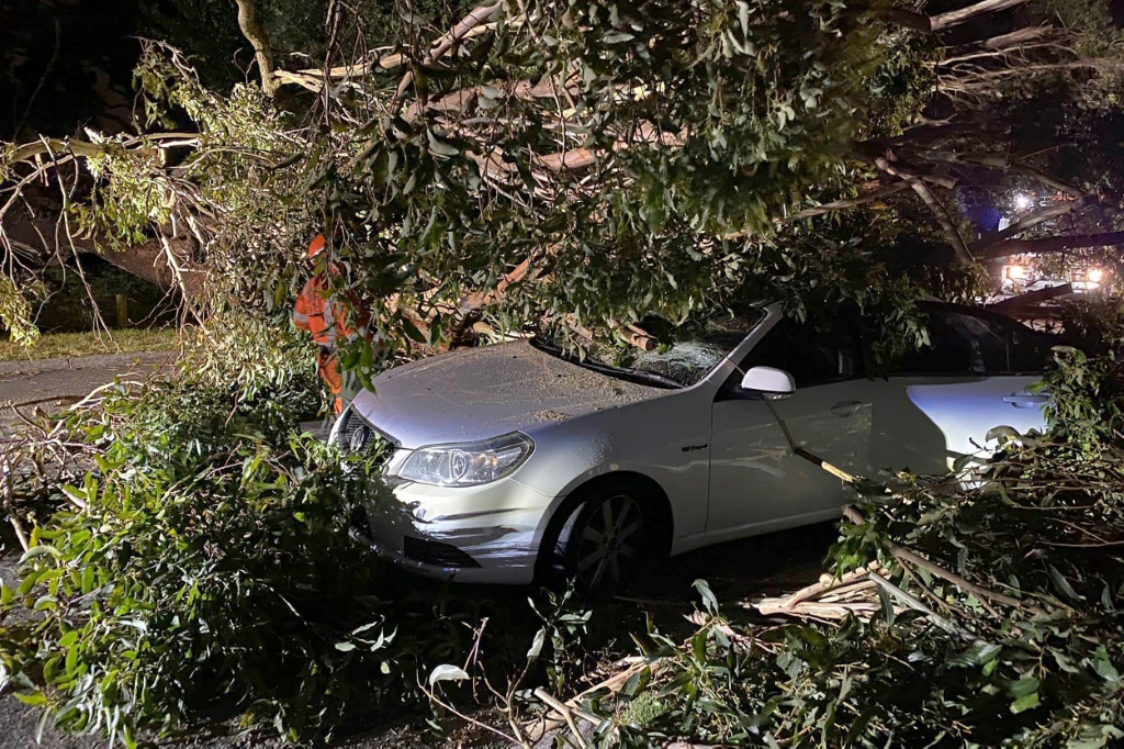 صورة ملتقطة في 13 شباط/فبراير 2024 ووفرتها هيئة الطوارئ في مقاطعة فيكترويا الاسترالية في 14 منه، تظهر طواقم تزيل الأضرار الناجمة عن عاصفة ضربت في ملبورن (أ ف ب)   