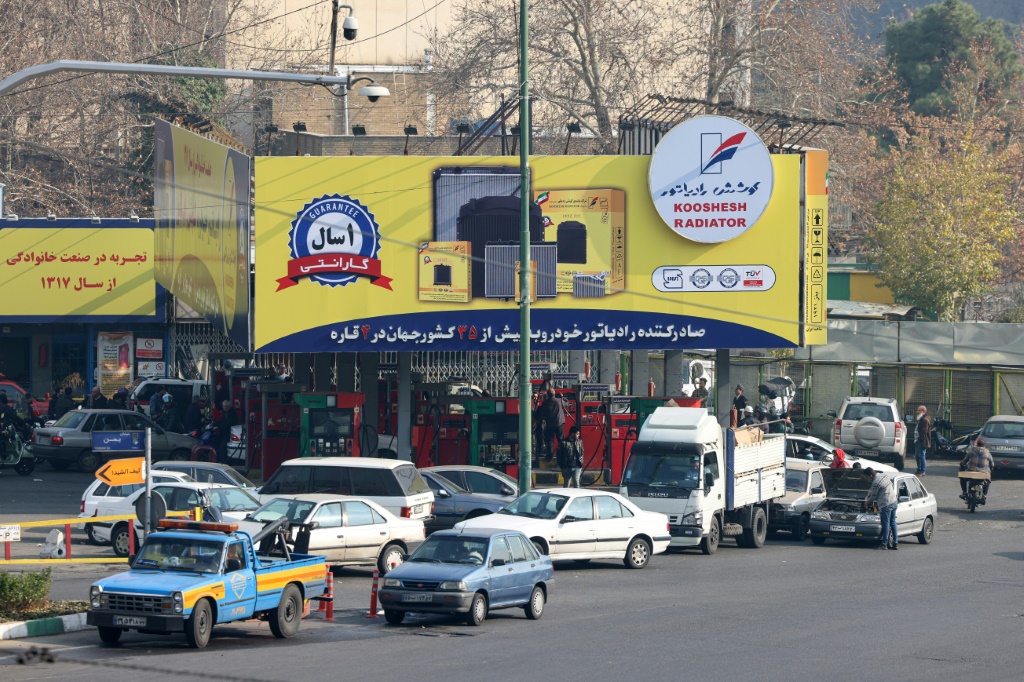 سيارات تنتظر أمام محطة وقود في طهران في 18 كانون الأول/ديسمبر 2023 (أ ف ب)   