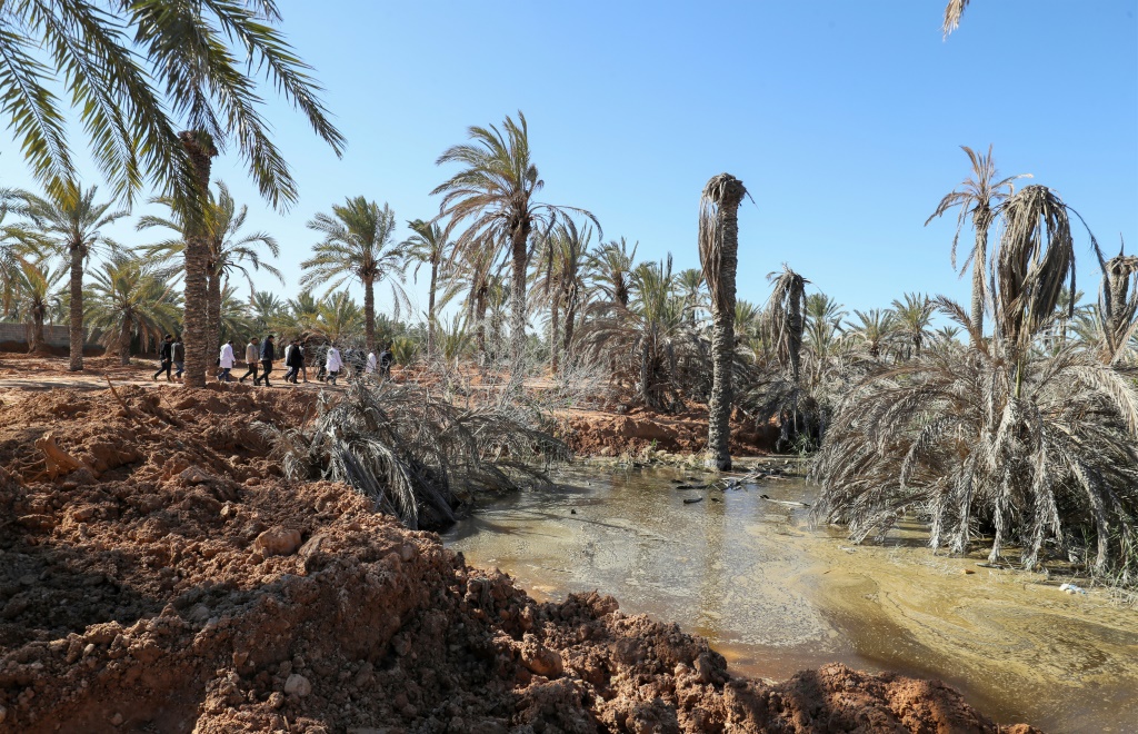 اعضاء في الجمعية الليبية لحماية البيئة يزورون في الخامس من شباط/فبراير 2024 مدينة زلتين الساحلية الليبية على بعد 150 كيلومترا شرق طرابلس بعد ارتفاع مستوى المياه الجوفية (أ ف ب)   