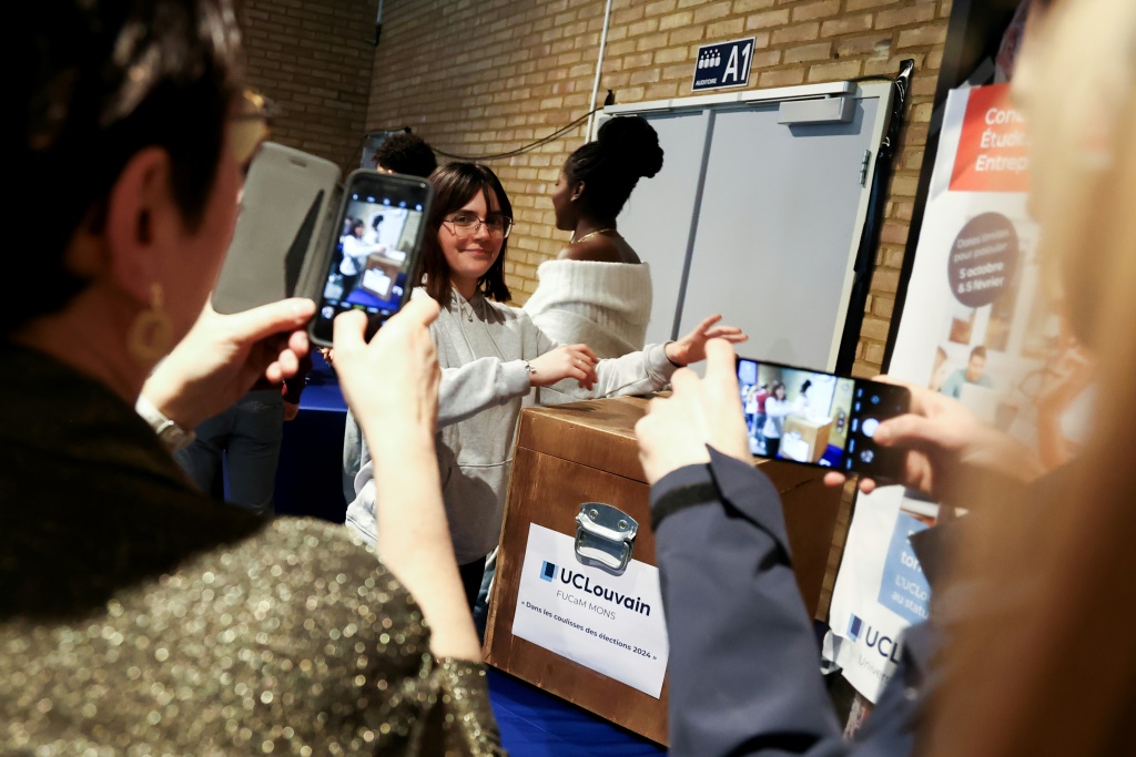 من المتوقع أن يتضخم عدد الناخبين في بلجيكا بنحو 300 ألف بموجب قانون يسمح للبلجيكيين الذين تتراوح أعمارهم بين 16 و17 عاما بالتصويت في الانتخابات الأوروبية. (أ ف ب)   