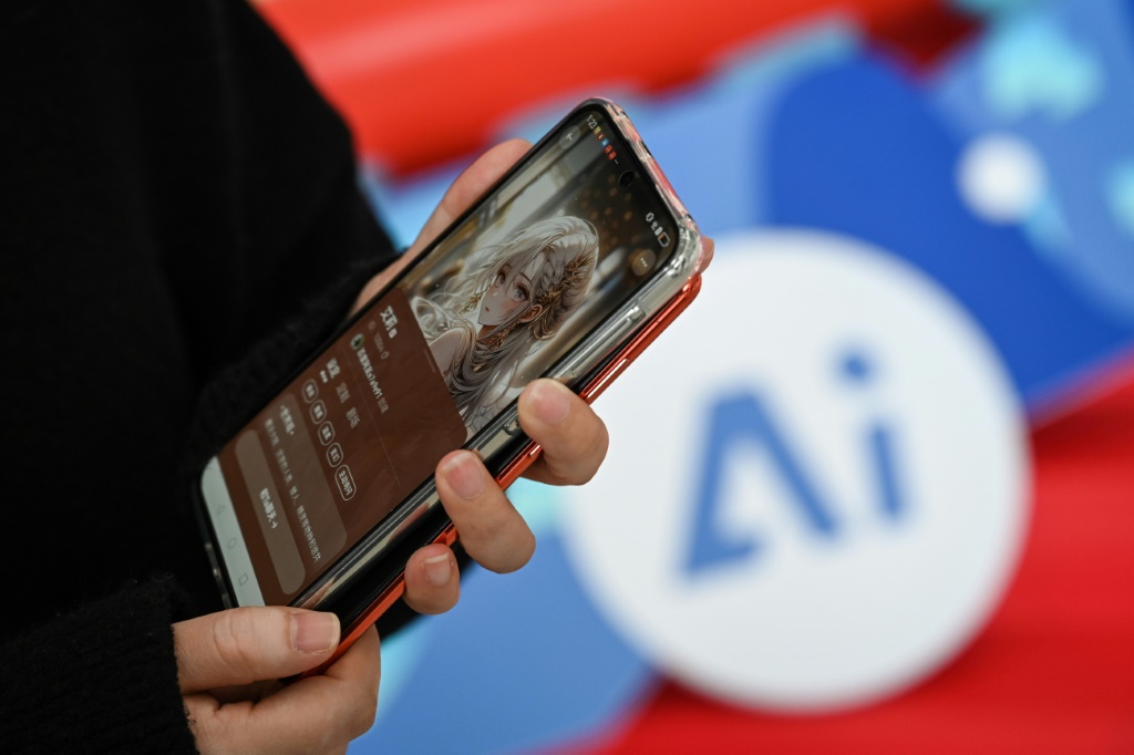 صورة ملتقطة في 2 شباط/فبراير 2024 تظهر لو يو، رئيسة إدارة المنتجات والعمليات في روبوت المحادثة "وانتوك"، وهي تعرض صفحة لحبيبة افتراضية على هاتفها في مقر شركة "بايدو" في بكين (ا ف ب)
