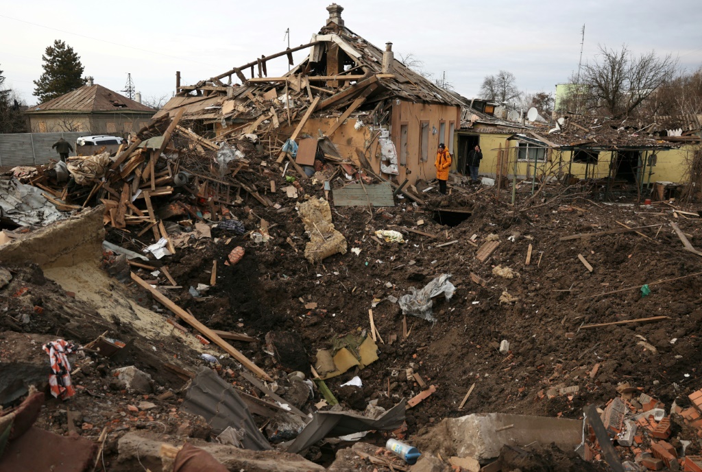 حفرة خلفها هجوم صاروخي روسي في شوهوييف بمنطقة خاركيف في شمال شرق أوكرانيا في 15 شباط/فبراير 2024 (ا ف ب)