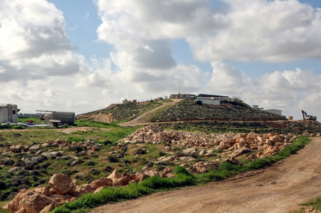    صورة لمزرعة ميتريم وهي بؤرة استيطانية إسرائيلية غير مرخصة بالقرب من مدينة الخليل بالضفة الغربية المحتلة في 14 شباط/فبراير 2024 (أ ف ب)   