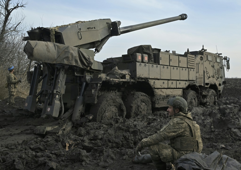 جندي أوكراني قرب مدفع هاوتزر ذاتي الدفع على جبة القتال في مكان غير محدد بجنوب أوكرانيا في 14 شباط/فبراير 2024 (أ ف ب)   