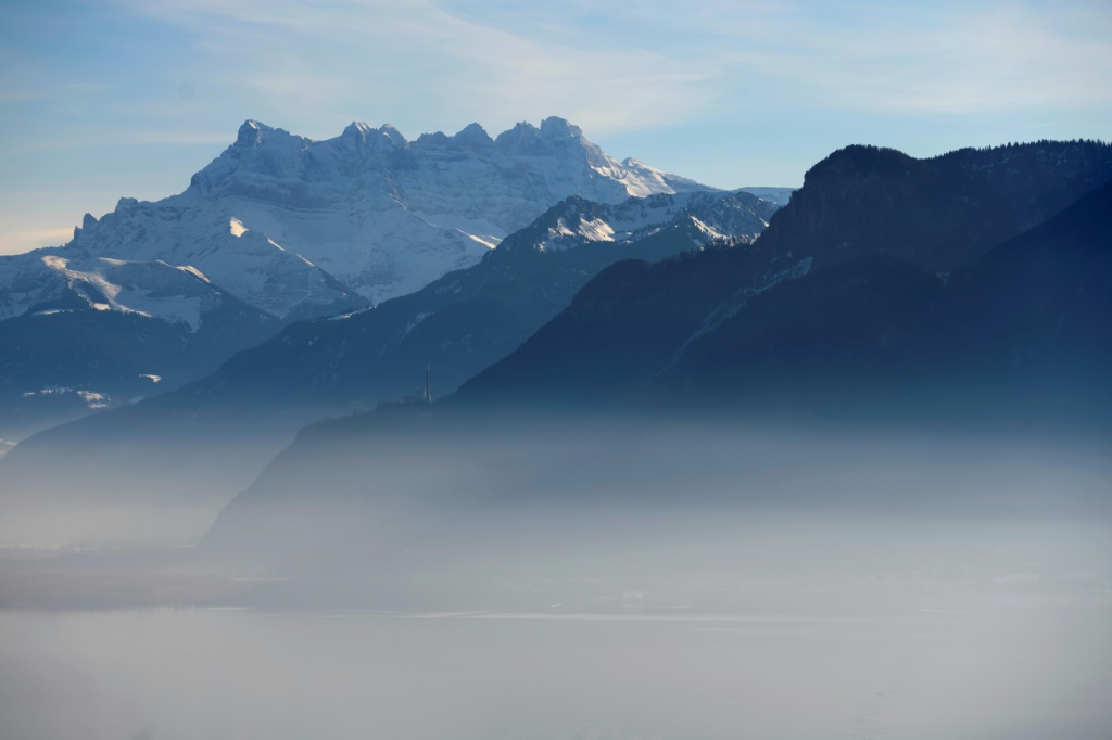 تم تصوير الضباب الدخاني فوق بحيرة جنيف في سويسرا في فبراير 2017 (أ ف ب)   