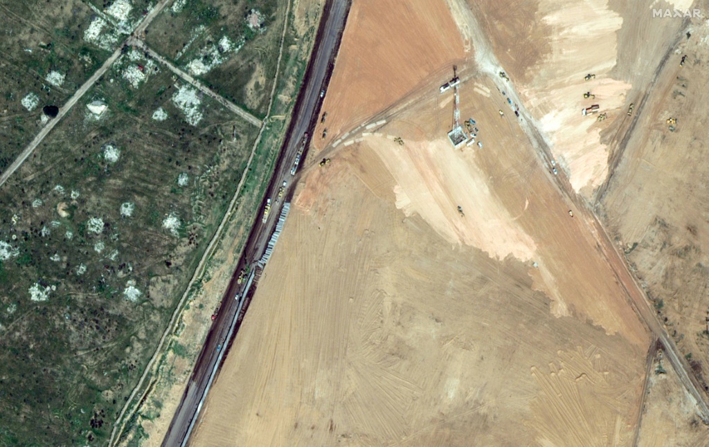 صورة قمر صناعي تظهر آلات بناء جدار على طول الحدود بين مصر وقطاع غزة في رفح، مصر (ا ف ب)   