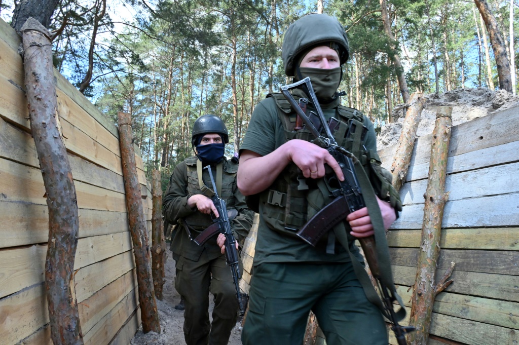 صورة مؤرخة في 30 نيسان/أبريل 2022 لجنود أوكرانيين في خاركيف (ا ف ب)