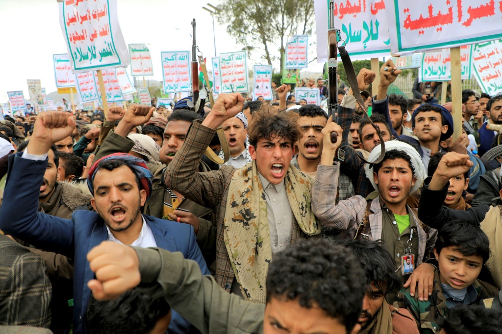 يمنيون يتظاهرون في مسيرة تضامنية مع الفلسطينيين في العاصمة صنعاء التي يسيطر عليها المتمردون، بعضهم يلوحون بالسلاح (ا ف ب)