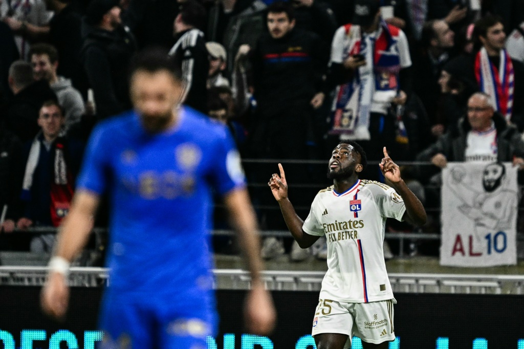 البلجيكي أوريل مانغالا (يمين) لاعب ليون يحتفل بهدفه الأوّل ضمن الدوري الفرنسي لكرة القدم في مرمى نيس (1-0)، في المرحلة الثانية والعشرين. 16 شباط/فبراير 2024 (ا ف ب)