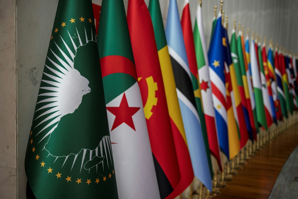 أعلام الاتحاد الإفريقي والدول الأعضاء فيه في مقر الاتحاد في أديس أباب في 15 شباط/فبراير 2024 (أ ف ب)   