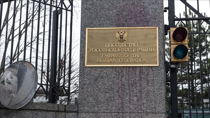 رش جدار سفارة موسكو في واشنطن بطلاء أحمر احتجاجا على وفاة نافالني (الأناضول)