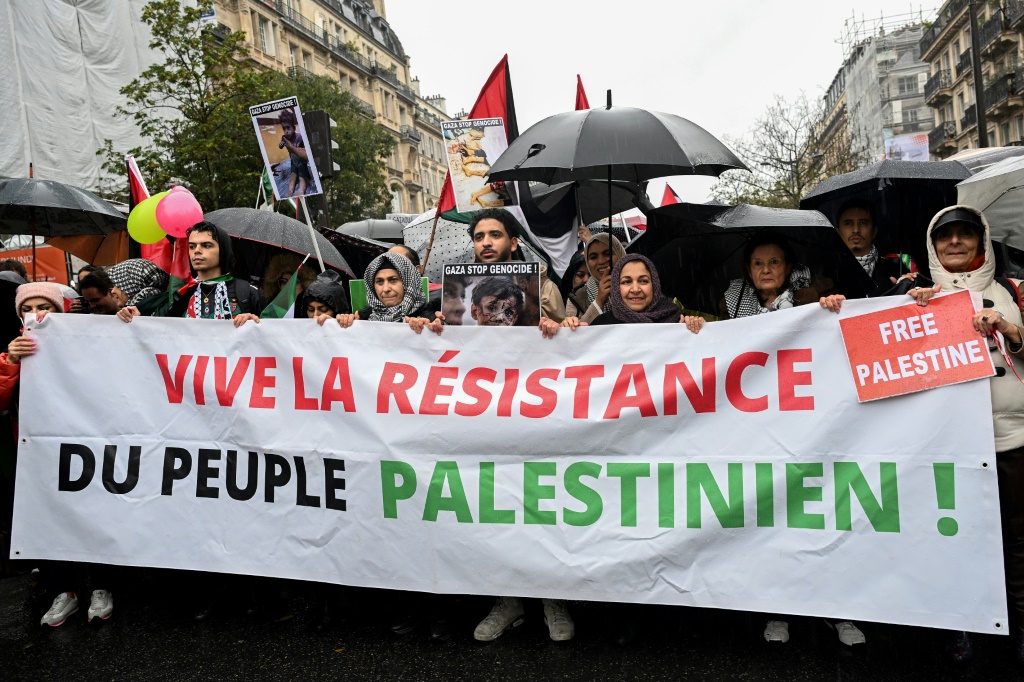متظاهرون في باريس يطالبون بوقف اطلاق النار في غزة خلف لافتة كتب عليها "تحيا مقاومة الشعب الفلسطيني" في 18 تشرين الثاني/نوفمبر 2023 (ا ف ب)