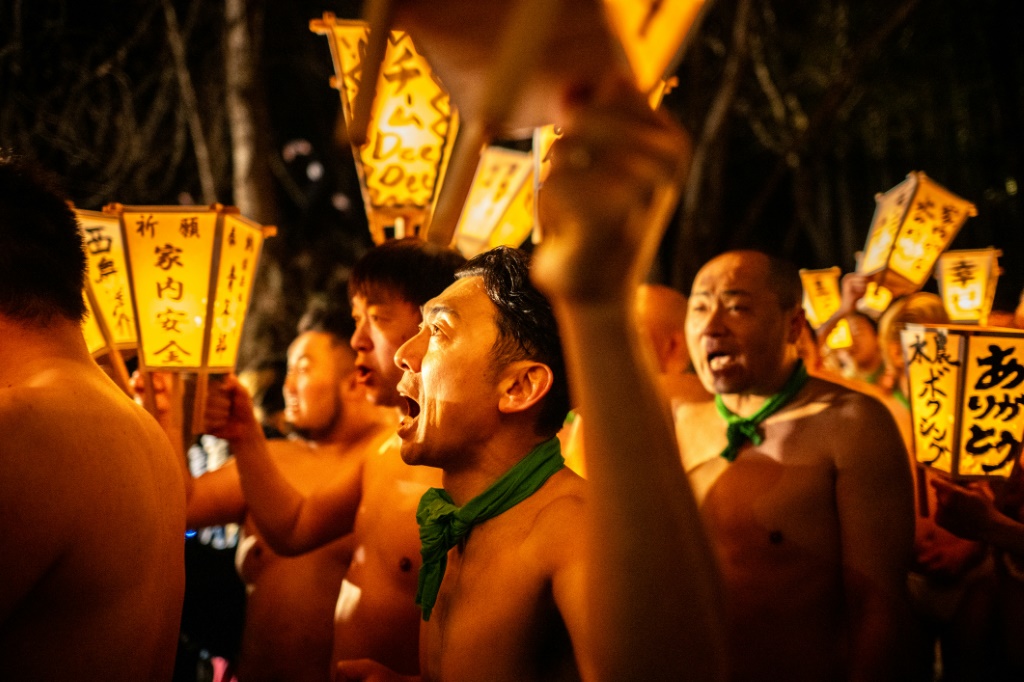 رجال يحملون مصابيح خلال مسيرة لتطهير أجسادهم في معبد كوكوسيجي-جي في أوشو بمقاطعة إيواتي اليابانية في 17 شباط/فبراير 2024 (ا ف ب)