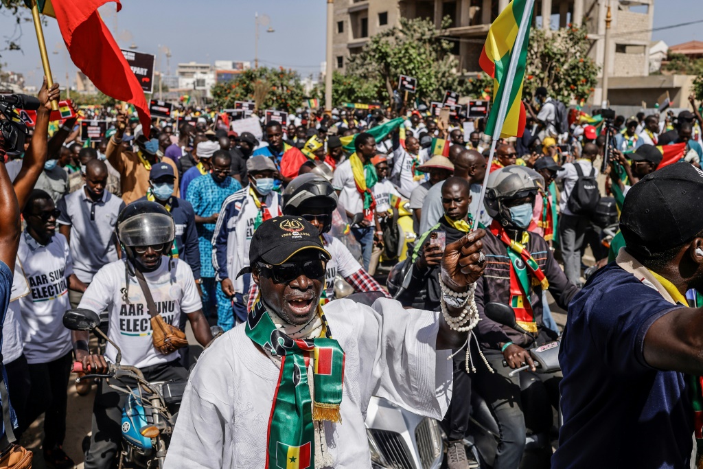 آلاف المعارضين يشاركون في دكار في تظاهرة احتجاجا على تأجيل الانتخابات في السنغال في 17 شباط/فبراير 2024 (ا ف ب)