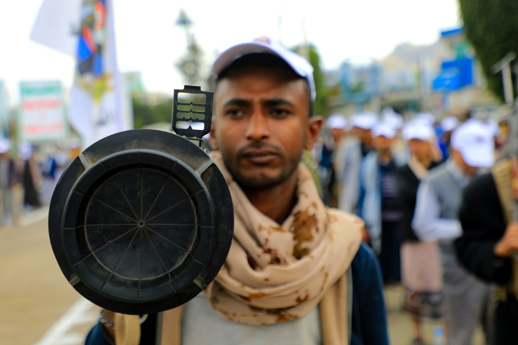 أحد مؤيدي حركة الحوثي اليمنية يحمل سلاحا أثناء مشاركته في مسيرة مؤيدة للفلسطينيين في صنعاء في 8 شباط/فبراير 2024 (ا ف ب)