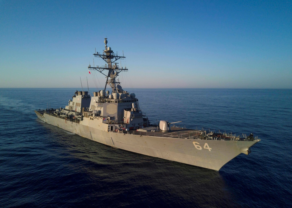 صورة وزعتها البحرية الأميركية تُظهر المدمّرة الأميركية "يو إس إس كارني" في البحر الأبيض المتوسط في الأول من تموز/يوليو 2017 (أ ف ب)   