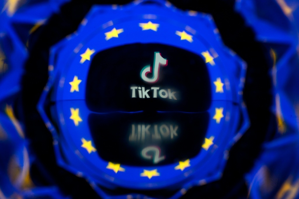 وقالت المفوضية الأوروبية إنها بدأت إجراءات انتهاك رسمية ضد TikTok فيما يتعلق بحماية القاصرين عبر الإنترنت (ا ف ب)