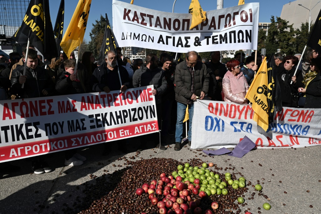 مزارعون يرمون الكستناء والتفاح الفاسد في معرض أغروتيكا الزراعي في سالونيكي في 3 شباط/فبراير 2024 احتجاجًا على ارتفاع تكاليف التشغيل والإنتاج (أ ف ب)   
