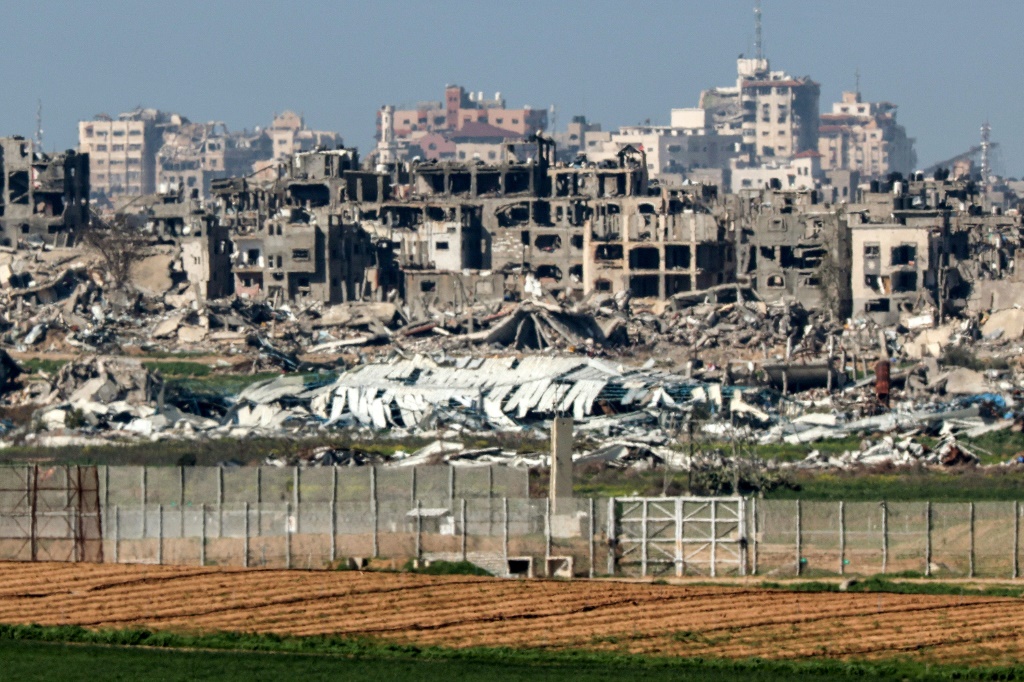 مبان مدمّرة في قطاع غزة مصوّرة من موقع قرب الحدود مع جنوب إسرائيل في 31 كانون الثاني/يناير 2024 (أ ف ب)   