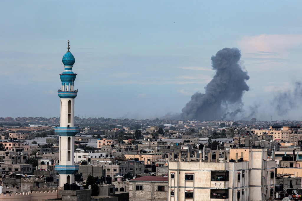 دخان يتصاعد فوق خان يونس في أعقاب القصف الإسرائيلي على جنوب قطاع غزة في 14 شباط/فبراير، 2024، وسط الحرب المستمرة بين إسرائيل وحماس (أ ف ب) 