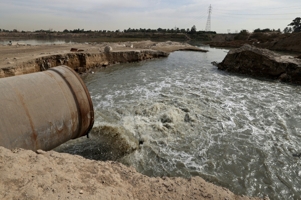 صورة تصريف مياه مبتدلة في نهر شرق بغداد في 21 كانون الثاني/يناير 2024. (ا ف ب)
