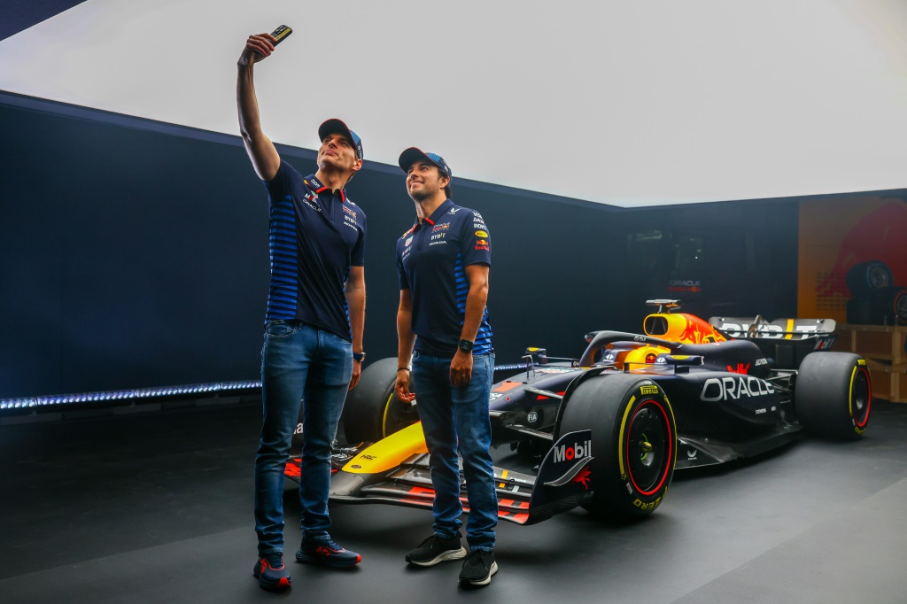 سائقا ريد بول الهولندي ماكس فيرستابن والمكسيكي سيرخيو بيريس يلتقطان صورة سيلفي امام سيارة العام 2024 (ا ف ب)