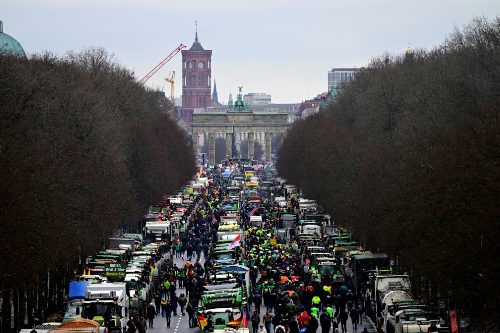 وحاصرت الجرارات والشاحنات بوابة براندنبورغ التاريخية في برلين في يناير/كانون الثاني، حيث احتج المزارعون على إلغاء دعم الوقود. (أ ف ب)   