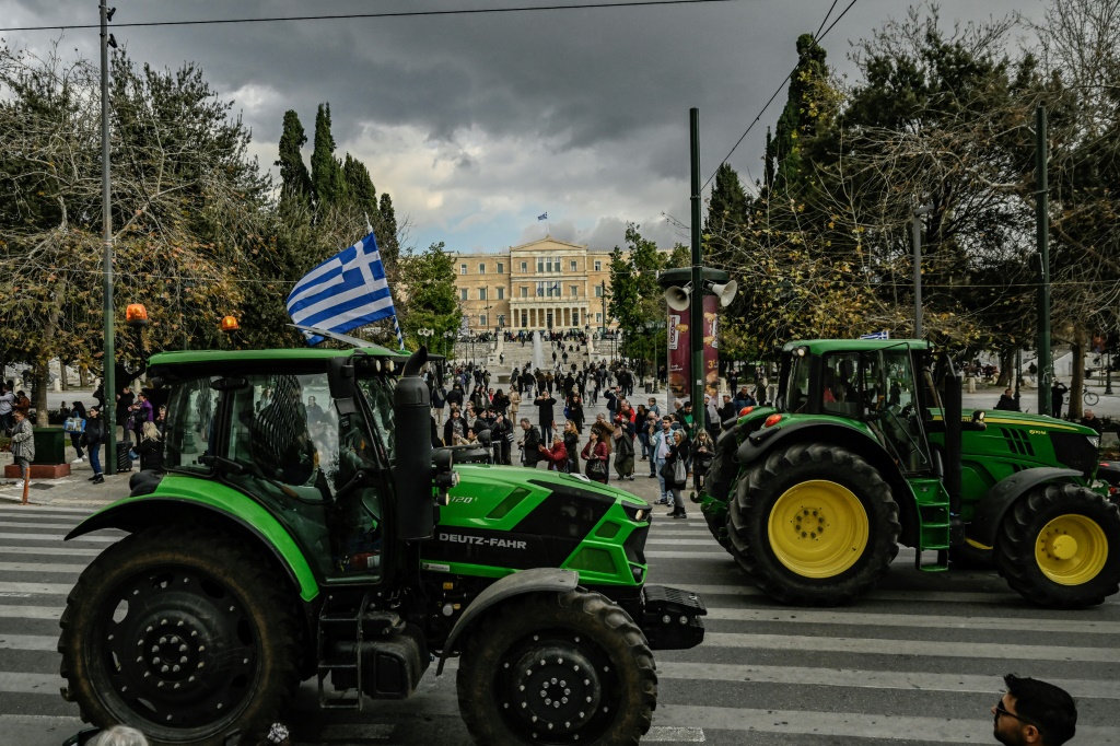مزارعون يونانيون بجراراتهم أمام البرلمين في أصينا بتاريخ 20 شباط/فبراير 2024 (أ ف ب)   
