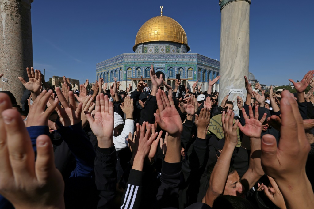    فلسطينيون يتظاهرون في باحة المسجد الأقصى في القدس (ا ف ب)   