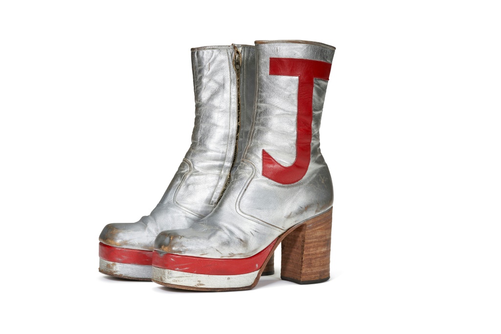 بيع حذاء إلتون جون الجلدي الفضي الذي يحمل حروف الاسم مقابل ما يقرب من 100 ألف دولار في مزاد في نيويورك (ا ف ب)