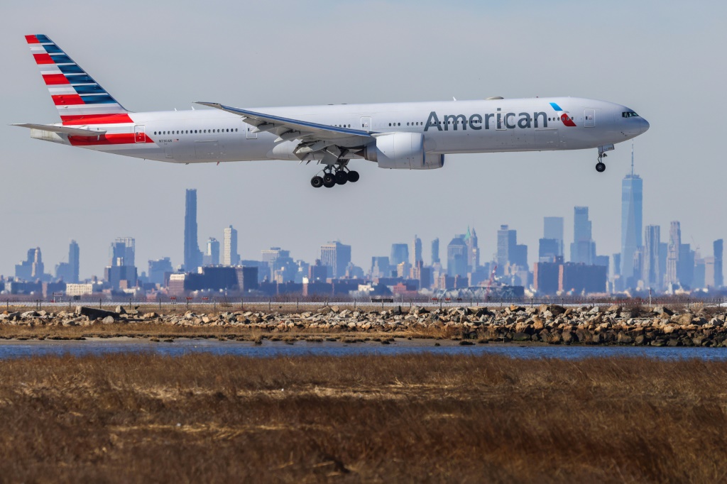  طائرة تابعة لشركة "أميريكن إيرلاينز" خلال هبوطها في مطار جي اف كاي في نيويورك في 7 شباط/فبراير 2024 (ا ف ب)