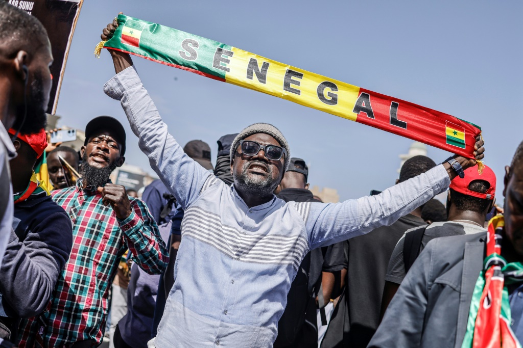ينتظر الناخبون السنغاليون معرفة متى سيصوتون لاختيار رئيس بعد تأجيل مثير للجدل (أ ف ب)   