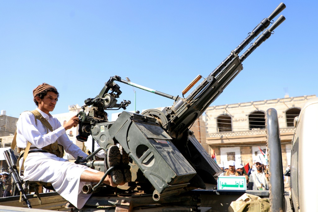 يمني يجلس على مركبة مسلحة خلال تظاهرة ينظمها الحوثيون دعمًا للفلسطينيين في قطاع غزة في صنعاء في الاول من شباط فبراير 2024 (ا ف ب)