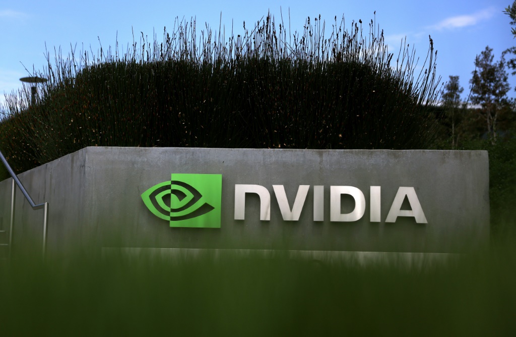 يقول رئيس شركة Nvidia، جنسن هوانغ، إن الطلب على الرقائق لتشغيل الذكاء الاصطناعي في مراكز البيانات وأماكن أخرى يعد شرسًا، مما يبشر بالخير لشركة وادي السيليكون (ا ف ب)