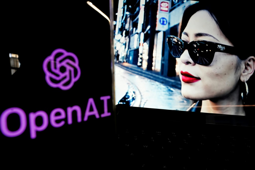 يتم تشغيل مقطع فيديو تم إنشاؤه بواسطة أداة تحويل النص إلى فيديو "Sora" التي تم إصدارها حديثًا من Open AI على الشاشة (ا ف ب)